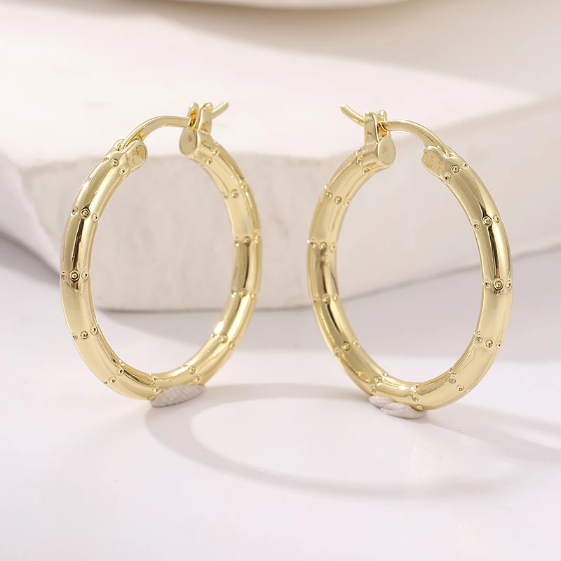 Klassische goldfarbene Creolen für Damen mit Kreismuster-Gravur für Party und Alltag – Detail 2