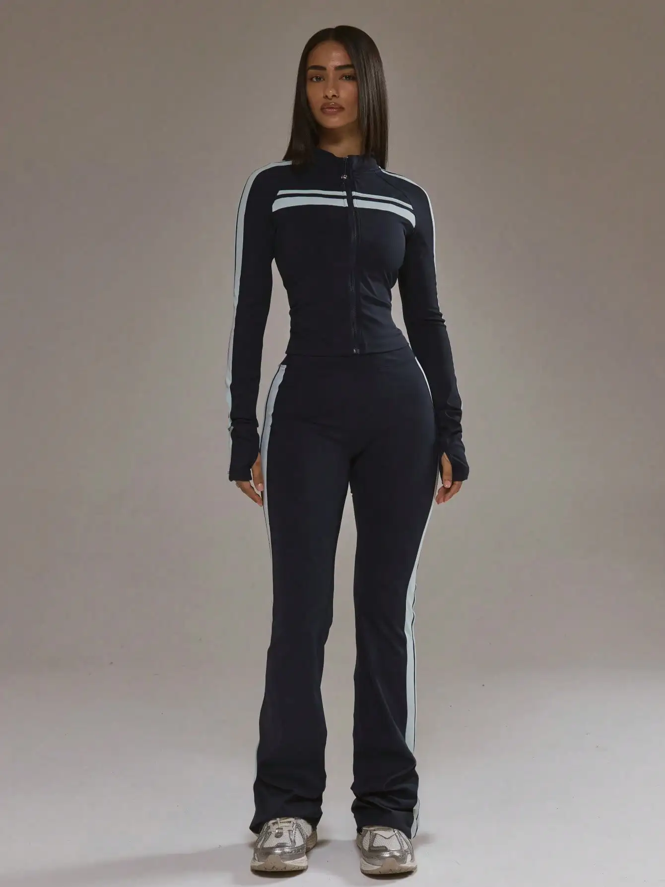 سترة رياضية نسائية بسحاب وتفاصيل مخططة، تصميم محدد للجسم مناسب للتمارين الرياضية والبادل في الخريف والشتاء