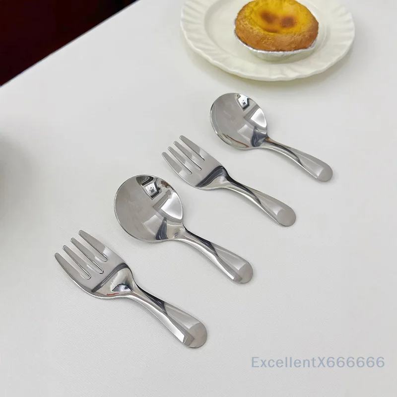 

Robust Stainless Steel Round Spoon in Net Red Gold; Long-handled Dessert and Stirring Accessory.