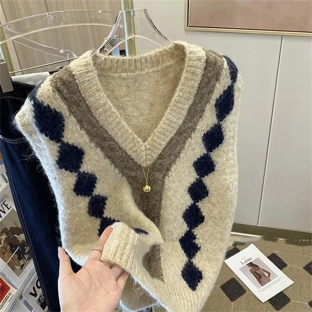 Contrasting V-neck Rimpice Knitted Vest Women's Autumn Winter 2023 New Design Sense Lazy Style Layering Sweater