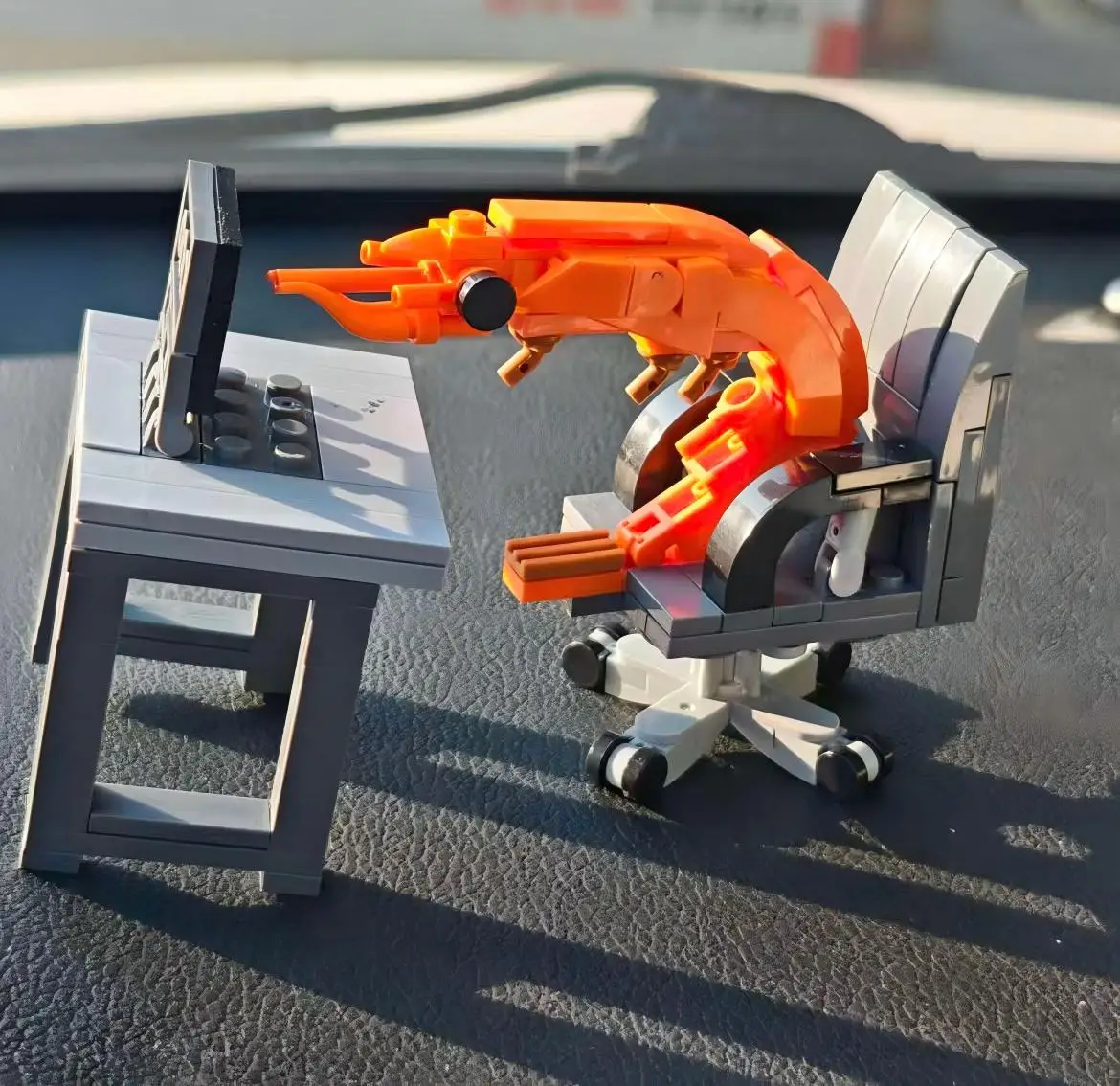 Immagini di foto reali appena aggiornate. Gancio per auto regalo per assemblaggio di puzzle con statuetta architettonica modulare a forma di gamberetti.