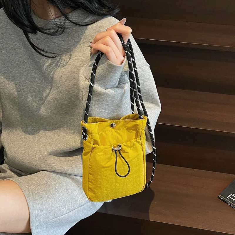 

Casual Simple Small Bag Women's 2025 New Nylon Mobile Phone Bag Versatile Foreign Style Fashion Personalized Messenger Bag