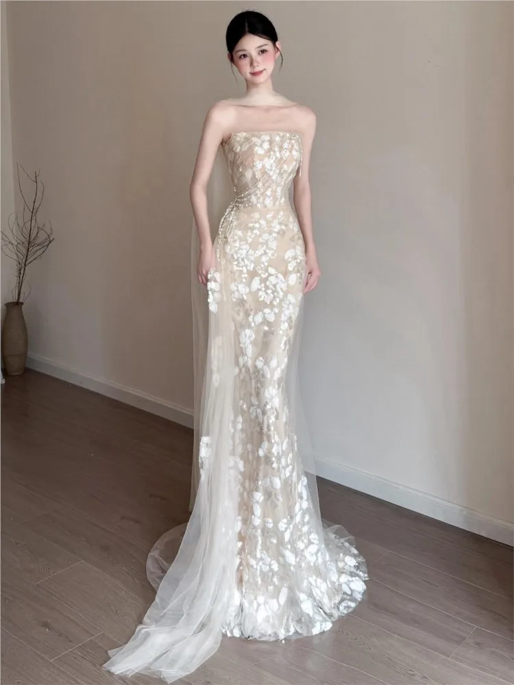 

A light luxury niche and elegant strapless long haute couture toasting dress