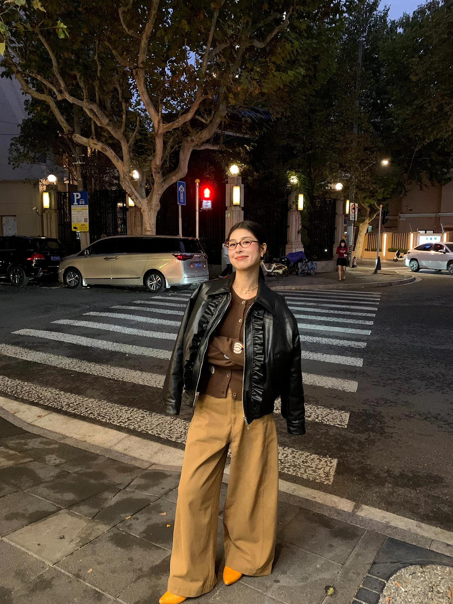 جاكيت دراجات نارية نسائي جديد 2025 من الجلد الصناعي بتصميم فضفاض وعصري مع بطانة قطنية دافئة وتفاصيل خشبية