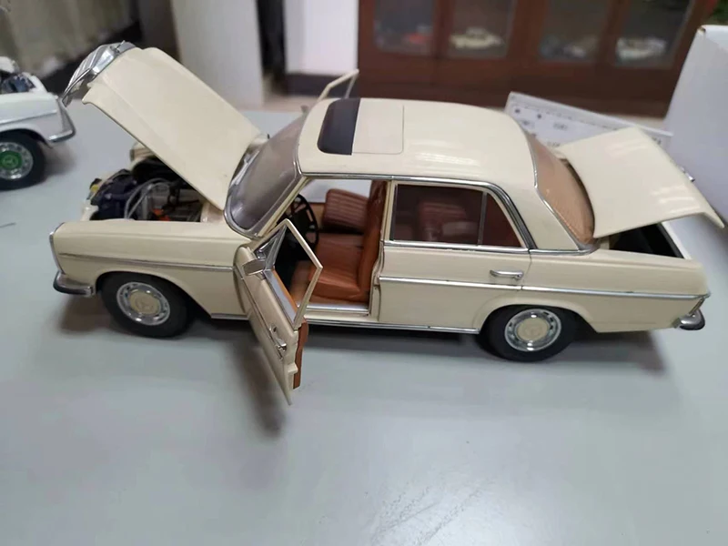 1:18 Scale Benz W114 Car Alloy Simulation Car Model Metal Die-Cast & Toy for Collection Gift Collectible 4581