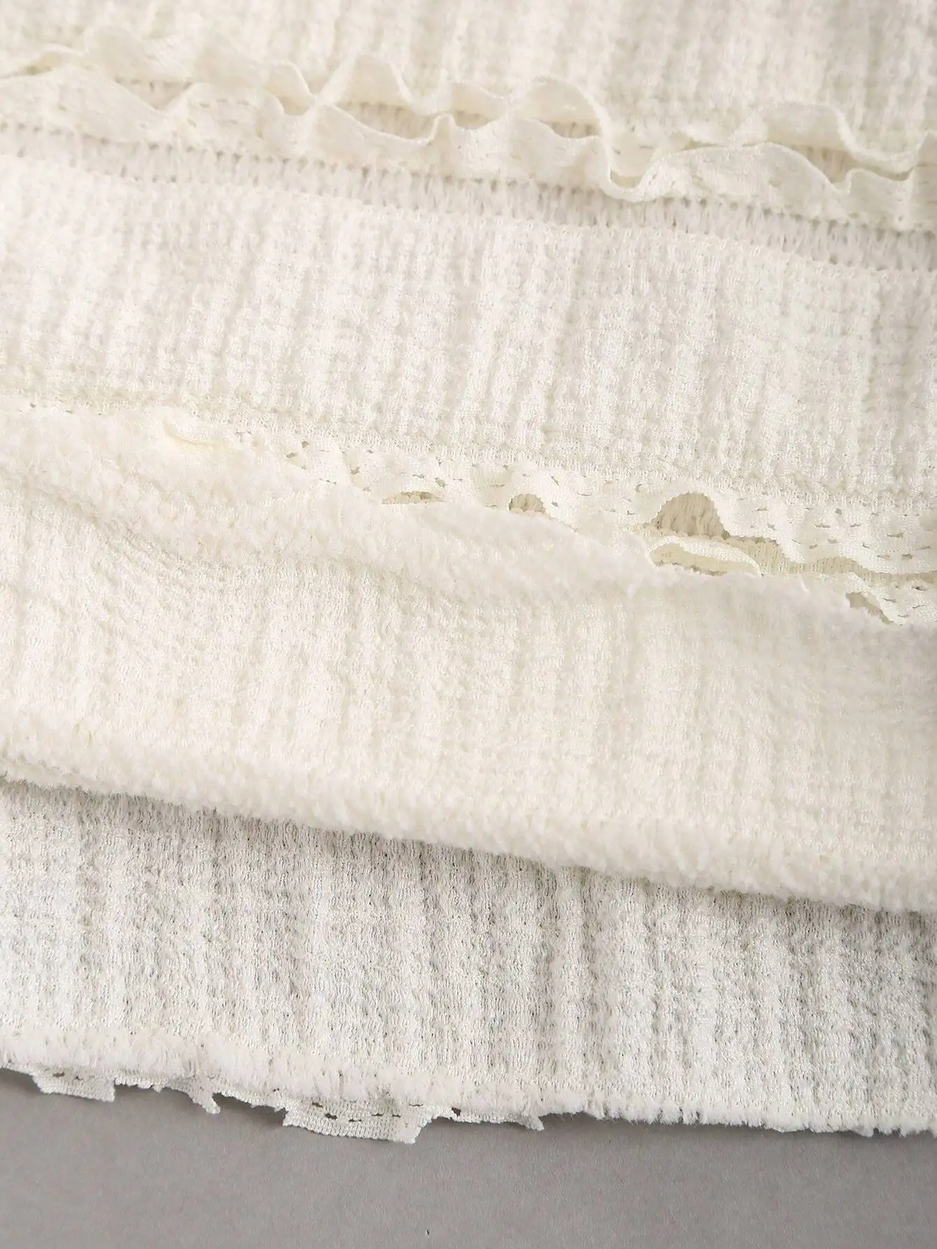 เดรสแม็กซี่สีขาว คอเชือกผูก แต่งระบาย พร้อมดีเทลห่วง ทรงเข้ารูป ชายกระโปรงทรงหางปลา สำหรับใส่ลำลองในฤดูร้อน