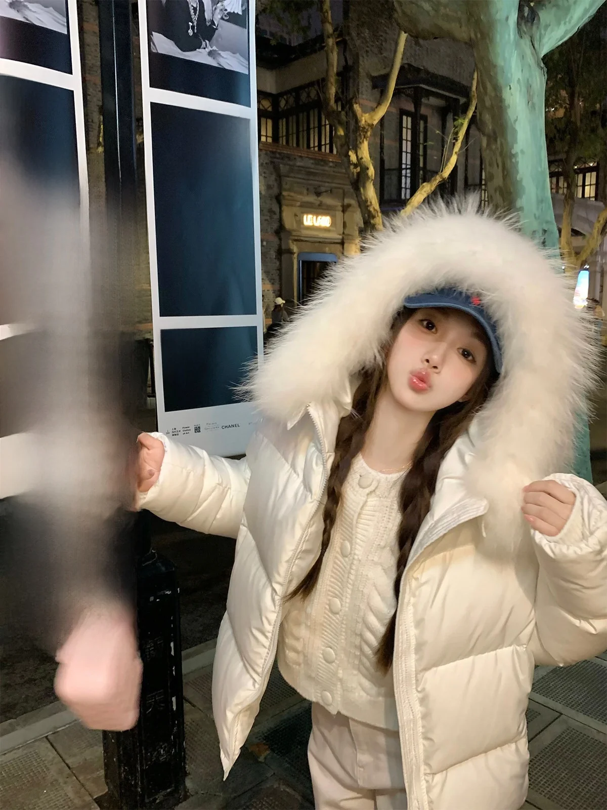 

Женское зимнее теплое повседневное пальто свободного кроя свободного кроя из белого пуха каштанового цвета с меховым воротником