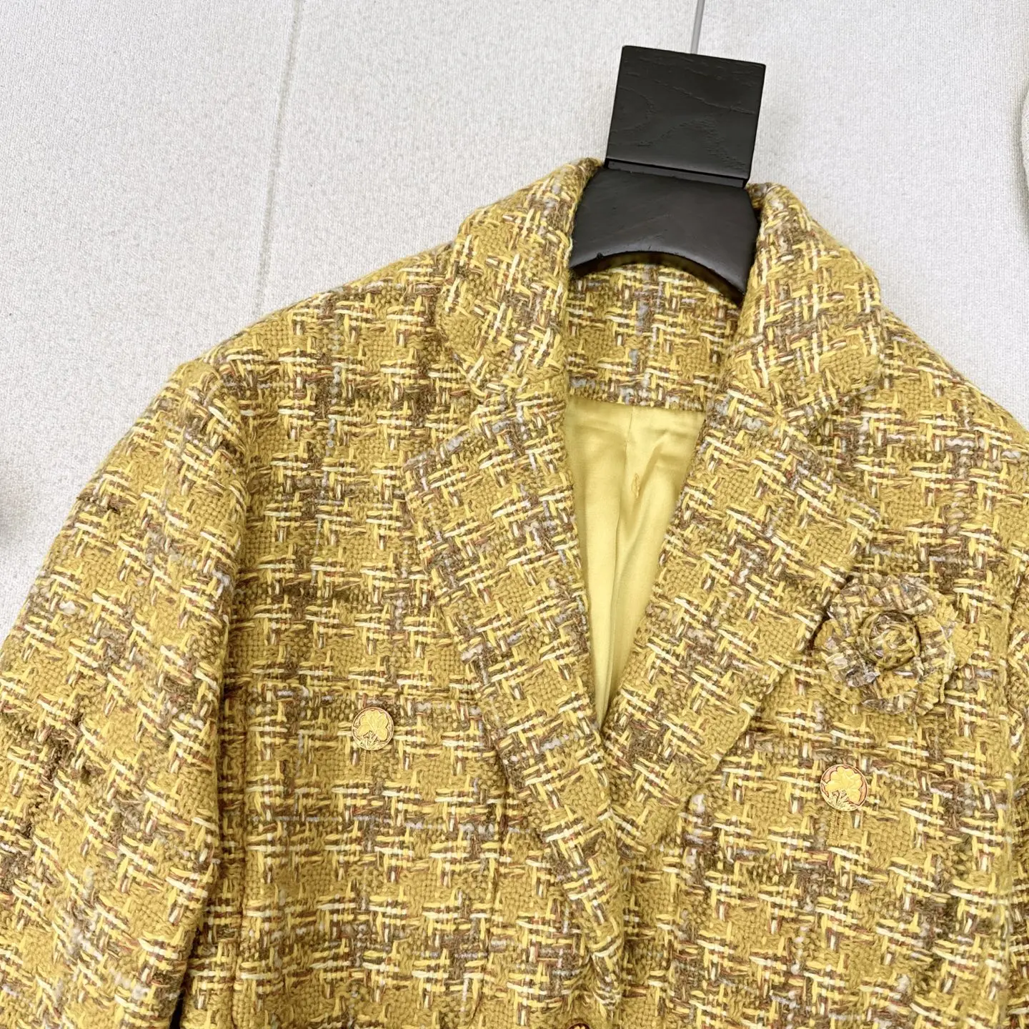 El último conjunto de temperamento de alta sociedad para otoño e invierno de 2025, con chaqueta tejida con decoración floral y falda acampanada.