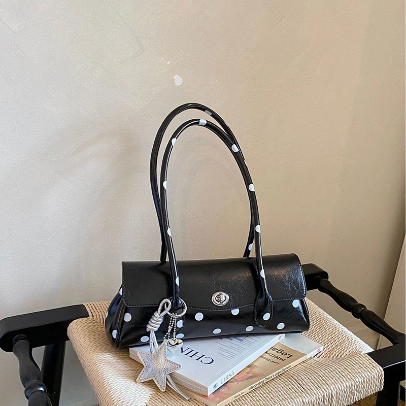 Gepunktete Hobo-Unterarmtasche, Koreanisch-Chic Damen-Handtasche mit Langem Trageriemen und Taschenanhänger, Alltagstasche für Arbeit und Pendeln – Detail 14