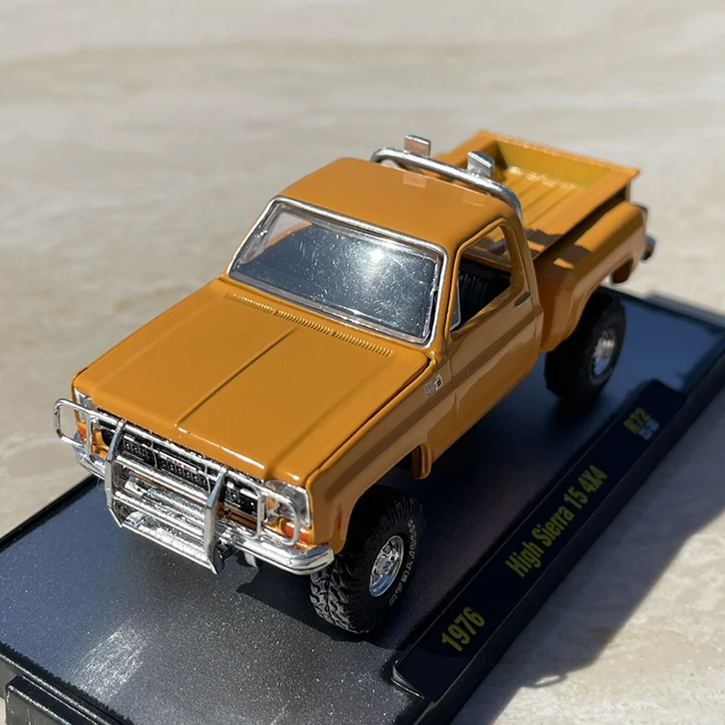 1:64 Scale Diecast Alloy GMC 4X4 Off-road Vehicle Pickup Truck Toy Car Model Classic Adult Souvenir Ornament Gift Static Display