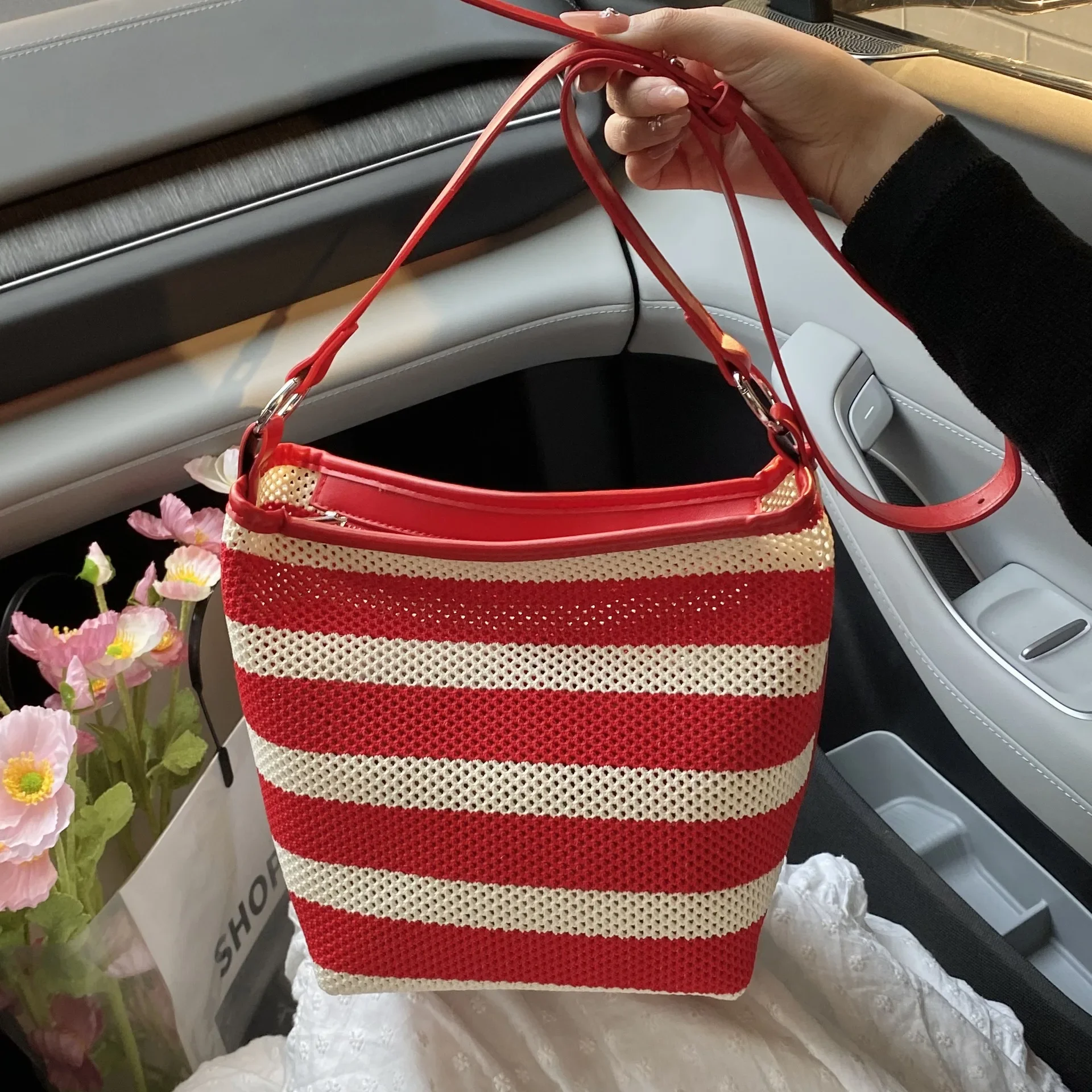 

Large Capacity Striped Hollow Out Shoulder Bags Women Summer Casual Crossbody Bucket Bag Female Beach Handbags
