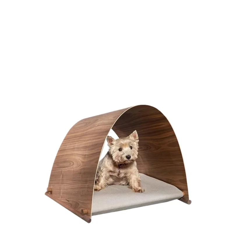 

Teddy's kennel semi-enclosed Maine puppet cat does not occupy the cat house