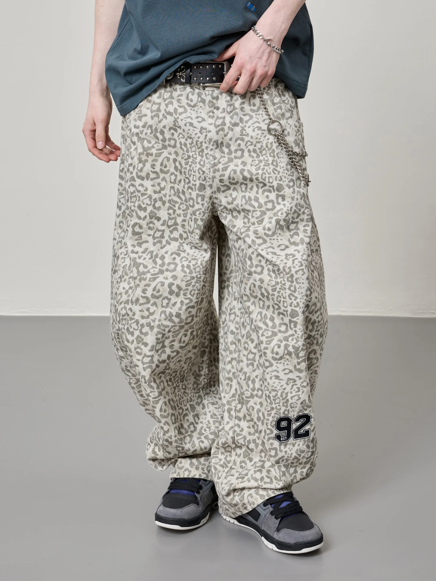 Pantalones casuales de algodón con estampado de leopardo y efecto desgastado para hombre, estilo retro, de patineta, de corte holgado, pierna recta, para parejas.