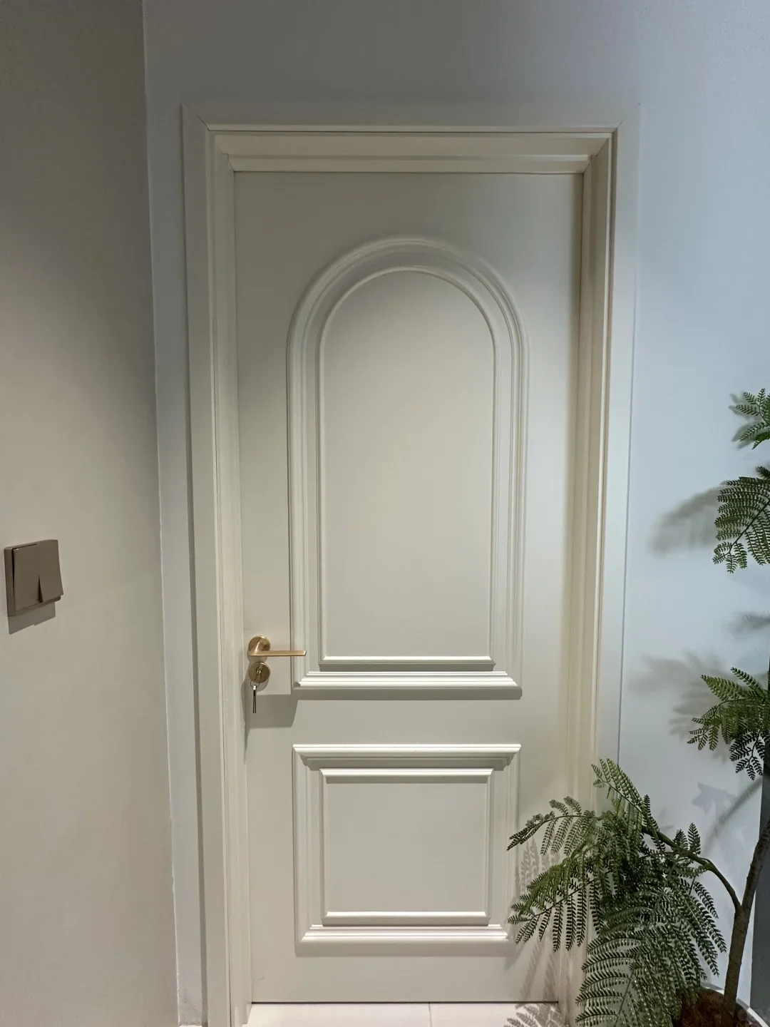 Porta dell'hotel in legno per camera da letto vintage Porte interne francesi ad arco in legno massello per bagno Linea con fibbia in vernice Cucina Porte in vetro nero