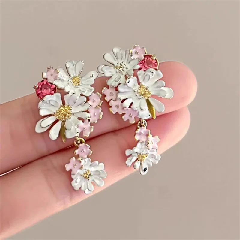 

Design Sense Enamel Lace Flower Stud Earrings for Women Fashion Sweet White Daisy Tassel Earrings Banquet Jewelry Accessories