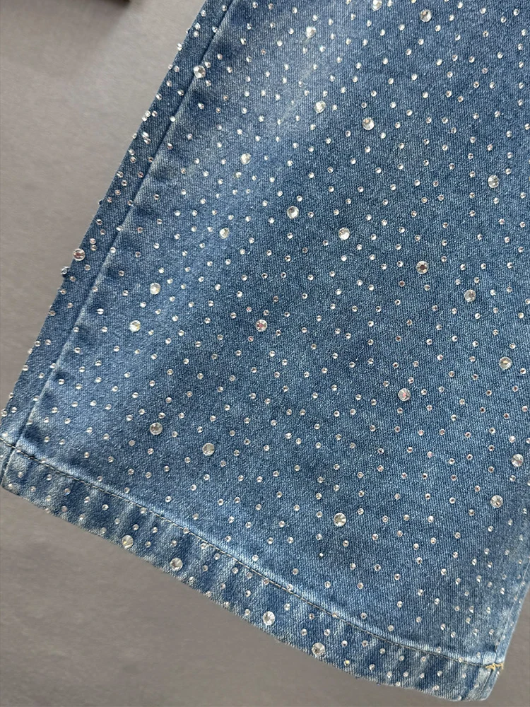 جينز نسائي كلاسيكي مرصع بالألماس بالكامل بخصر عالٍ مع حزام مستقيم وواسع الساق من قماش الدنيم سروال نسائي جديد لخريف 2025