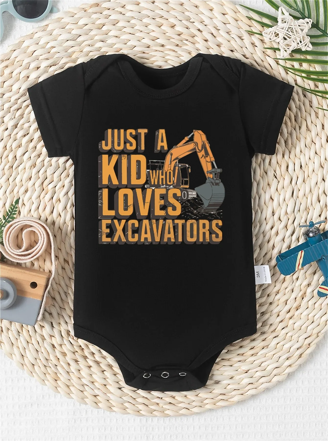 

Just a child who likes excavator letter prints, casual and versatile, suitable for outdoor short sleeved baby clothes