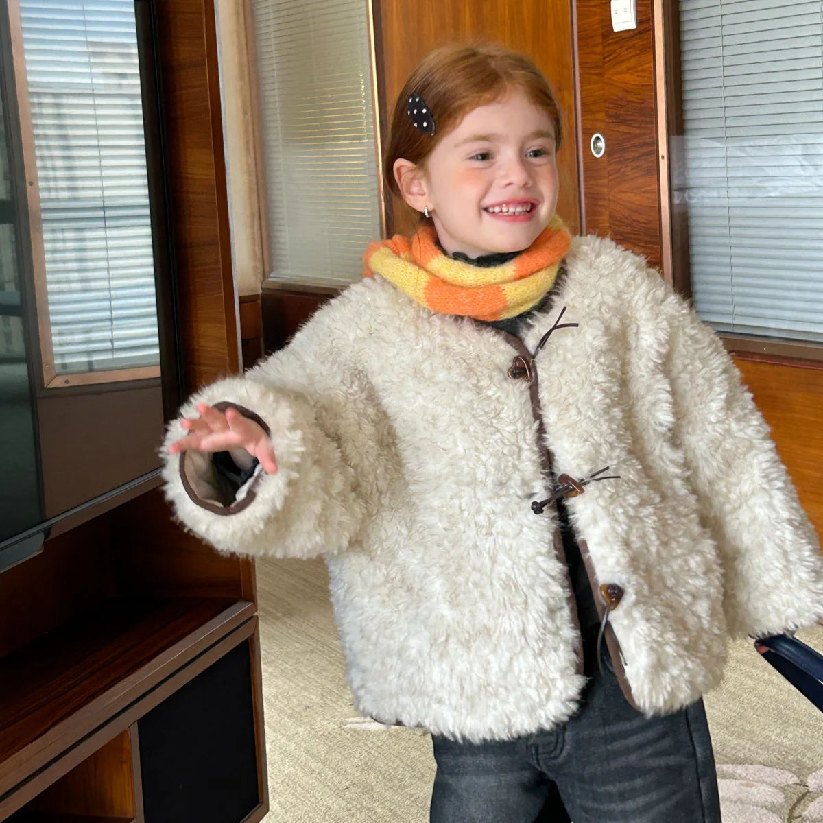 

Пальто для девочек, зима 2024, новая корейская версия, меховой интегрированный теплый топ с пуговицами из коровьего рога, милый, модный, стильный, на каждый день