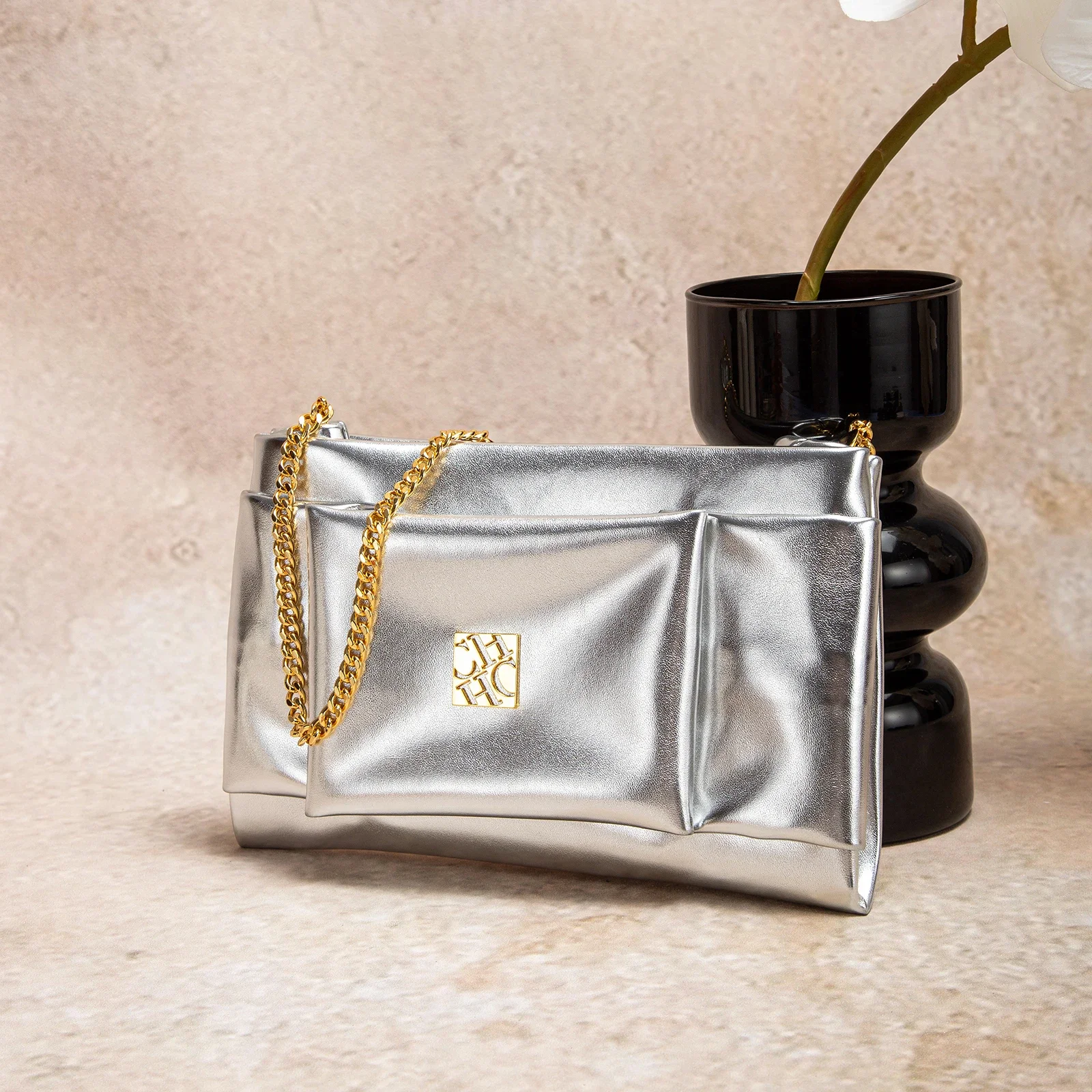 

Leather Luxe Sleek Shoulder Bags Gold-Plated Logos Durable Chain Straps Merge High-End Craftsmanship with Urban Style