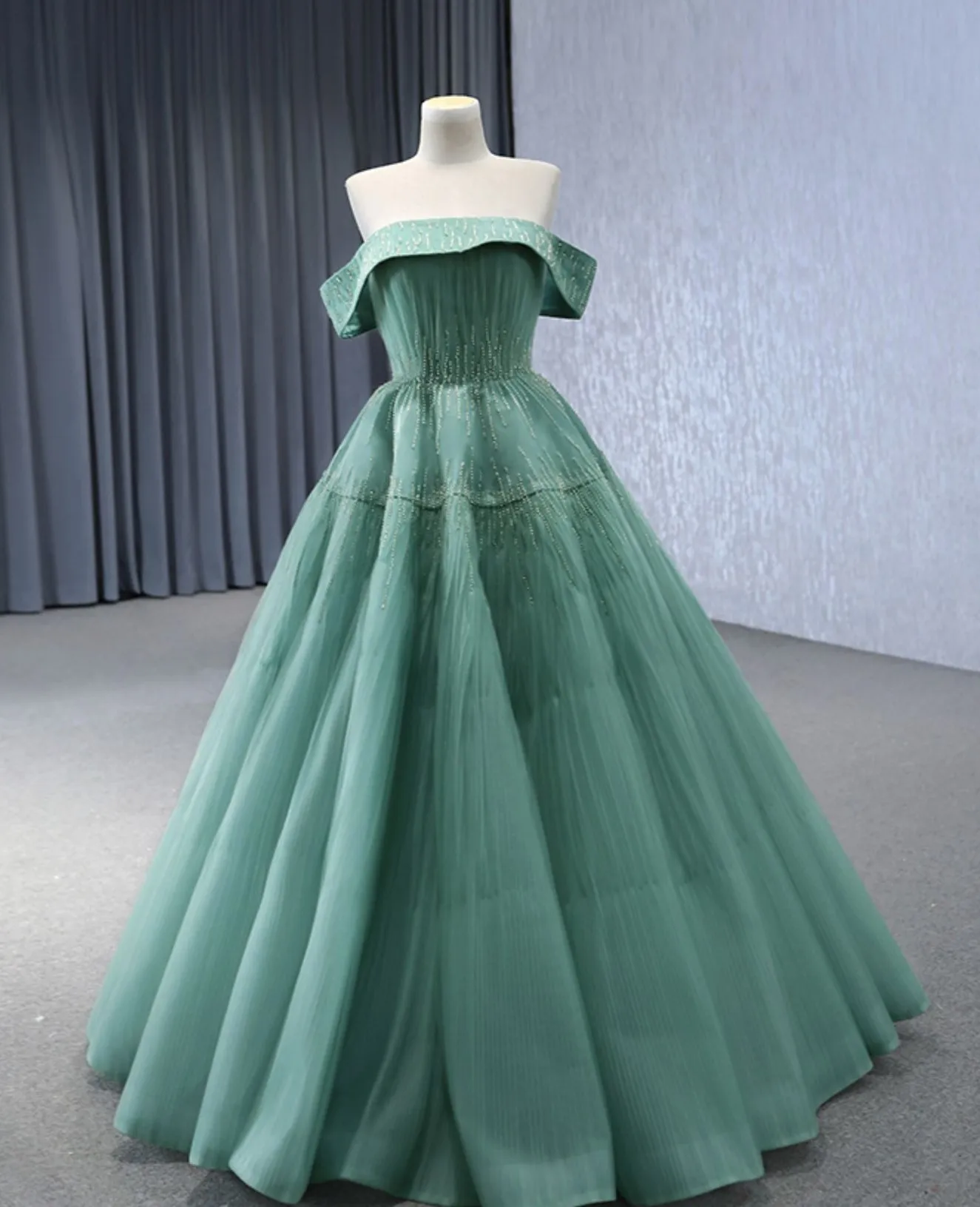 

Вечернее платье из жемчужного тюля, трехцветное бальное платье, плиссированное платье-бюстье.