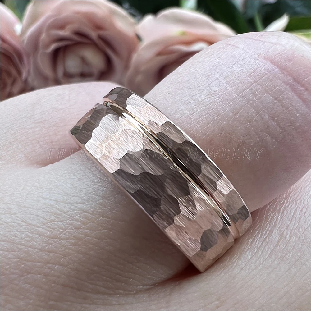 8 mm Eheringe aus Wolframkarbid für Männer und Frauen, Verlobung, Modeschmuck, gehämmerter, versetzter, gerillter, gebürsteter Finish, bequeme Passform – Detail 15