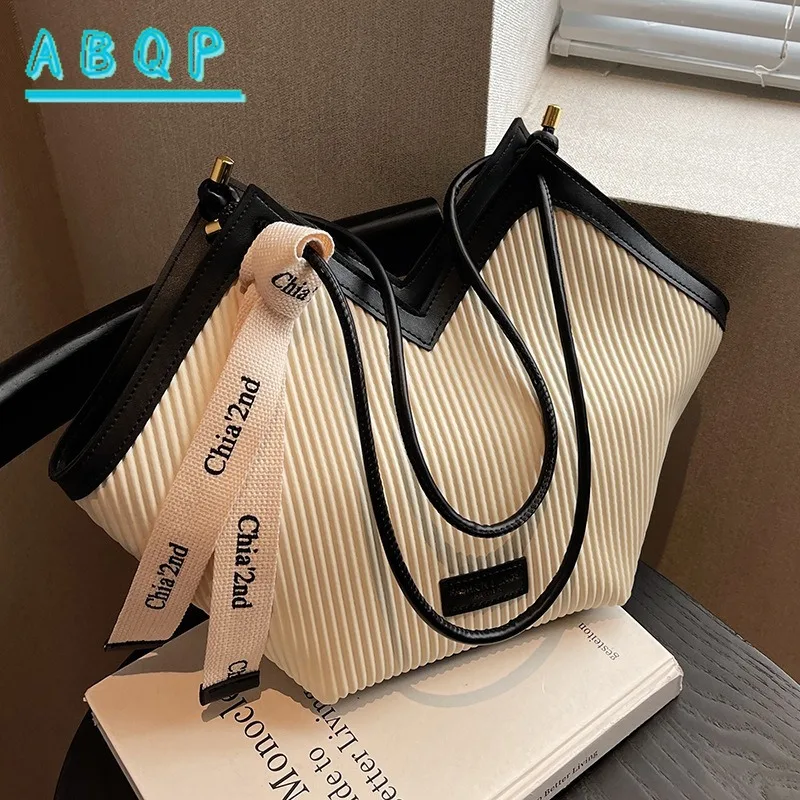 

Stylish Tote Bag Large Capacity Multi-Functional Handbag for Work Casual Use Durable Zipper Closure Easy Maintenance Smooth