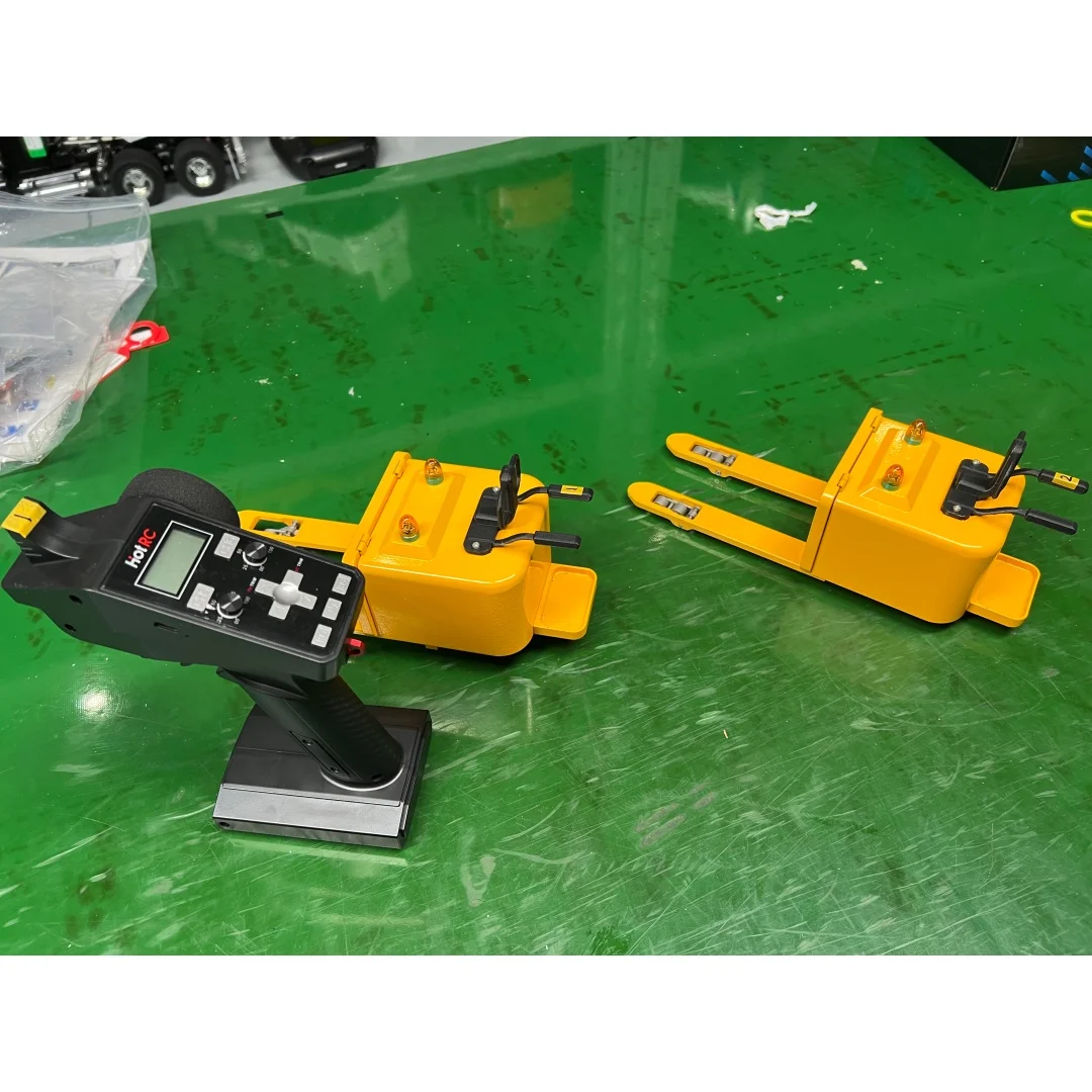 1/14 リモートコントロールリーチフォークリフト、すぐに使える倉庫用RC電動リーチトラックモデルコレクション、警告灯付き