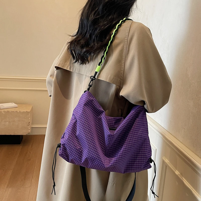 Lässige, karierte, wasserdichte Stoff-Umhängetasche, leichte Reisetasche für Damen, vielseitige Crossbody-Tasche – Detail 7