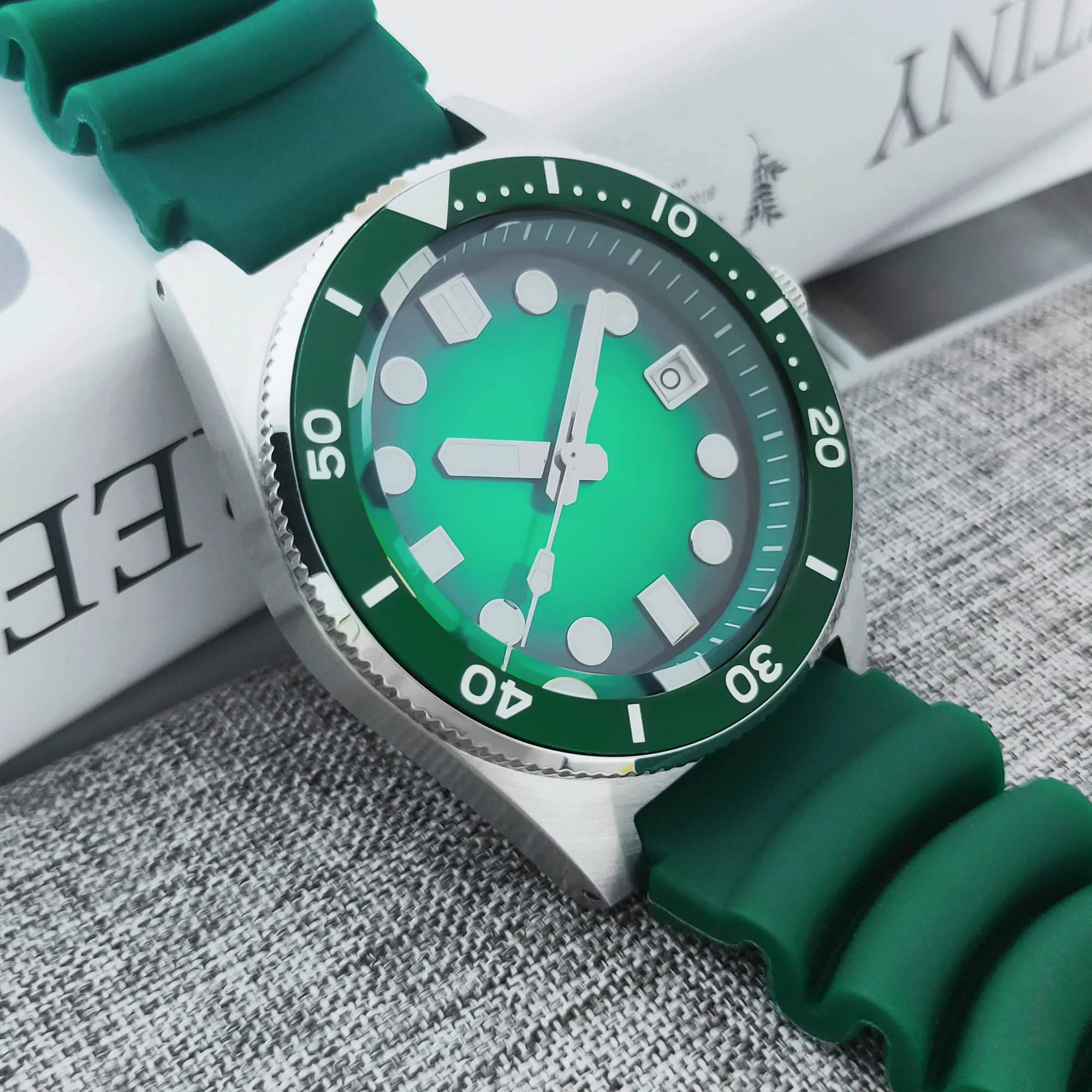 40 มม.ที่กําหนดเอง NH35 การเคลื่อนไหวอัตโนมัตินาฬิกาผู้ชาย Sapphire Slass นาฬิกากันน้ํากีฬา Leisure Luminous นาฬิกาดําน้ํา