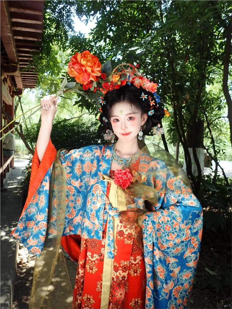 

A set of Hanfu women's printed red strapless dress and blue draped blouse