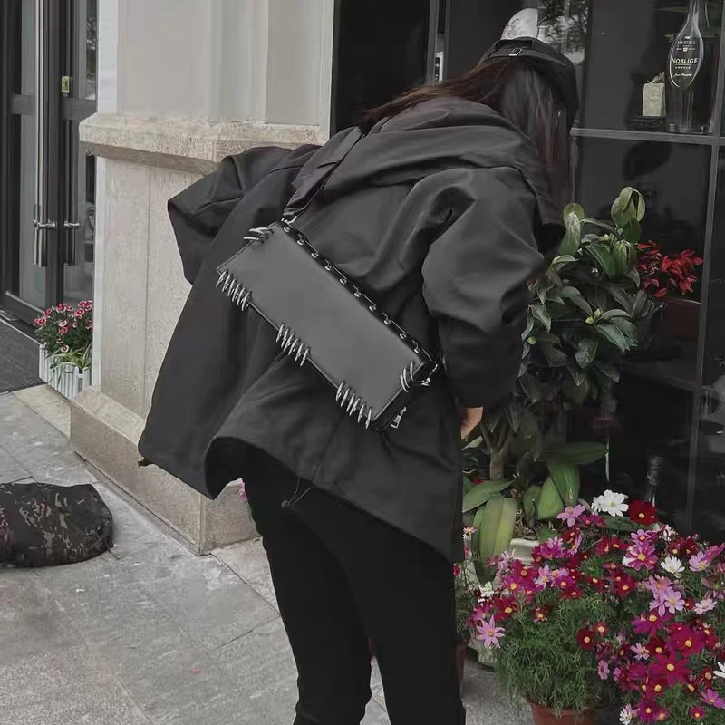 Moto Biker Bolsos cuadrados negros para mujeres Bolsos y monederos de diseñador de lujo 2024 Nuevo en estilo largo Anillo redondo Decorar Correas anchas para los hombros bolso bandolera Envío gratis Llegada rápida