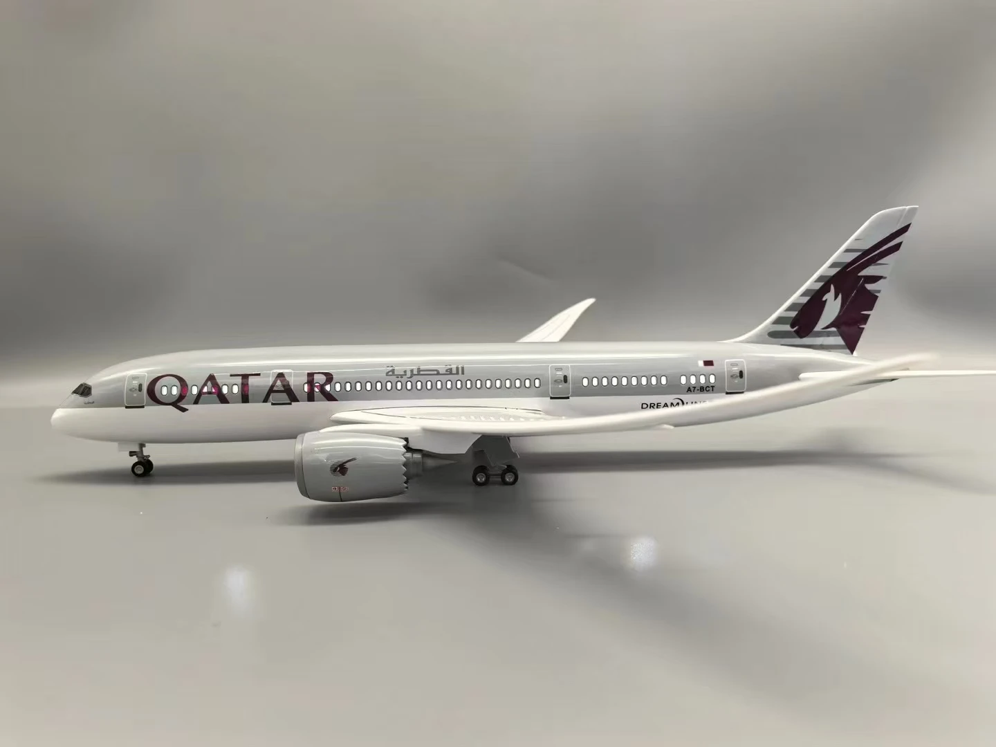 B787 نموذج طائرة 1:130 مقياس 43 سنتيمتر بوينغ الطائرات قطر الخطوط الجوية دييكاست الراتنج الطائرات جمع مع أضواء LED عرض ديسمبر #6