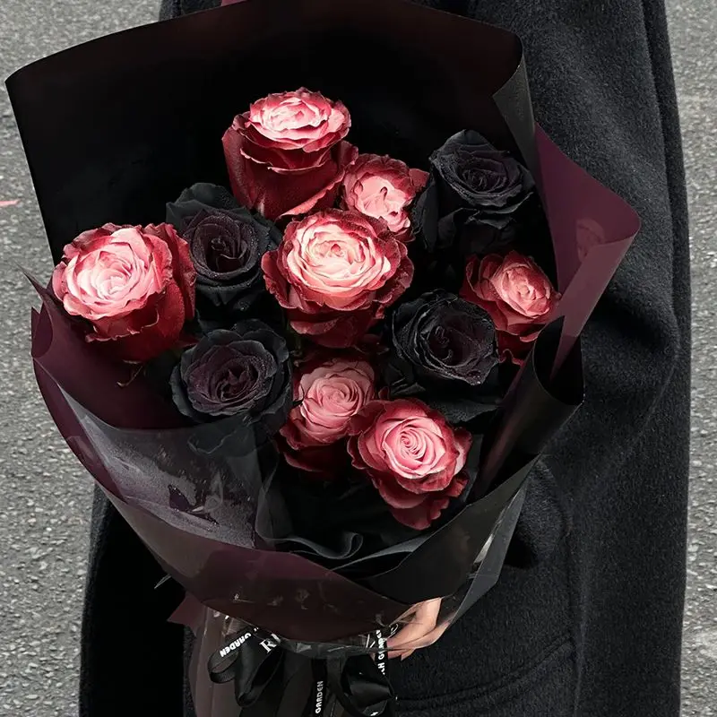 

A niche retro gradient red rose bouquet with a simulated immortal flower as a birthday gift for girlfriends and girlfriends