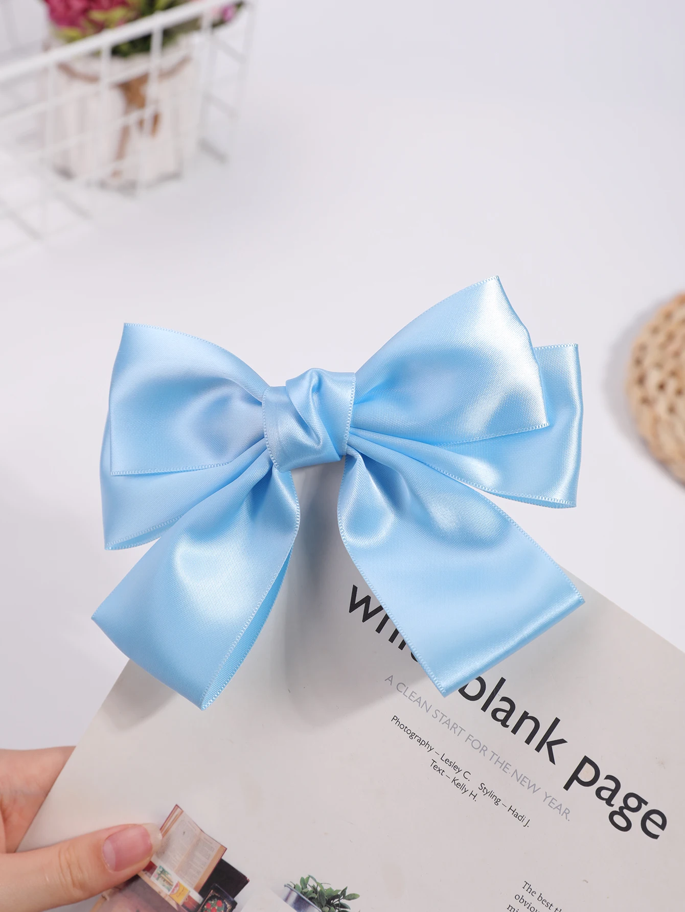 Sweet and versatile satin cream is a big bow hairpin, and the fairy temperament in the back of the head is half tied with a high