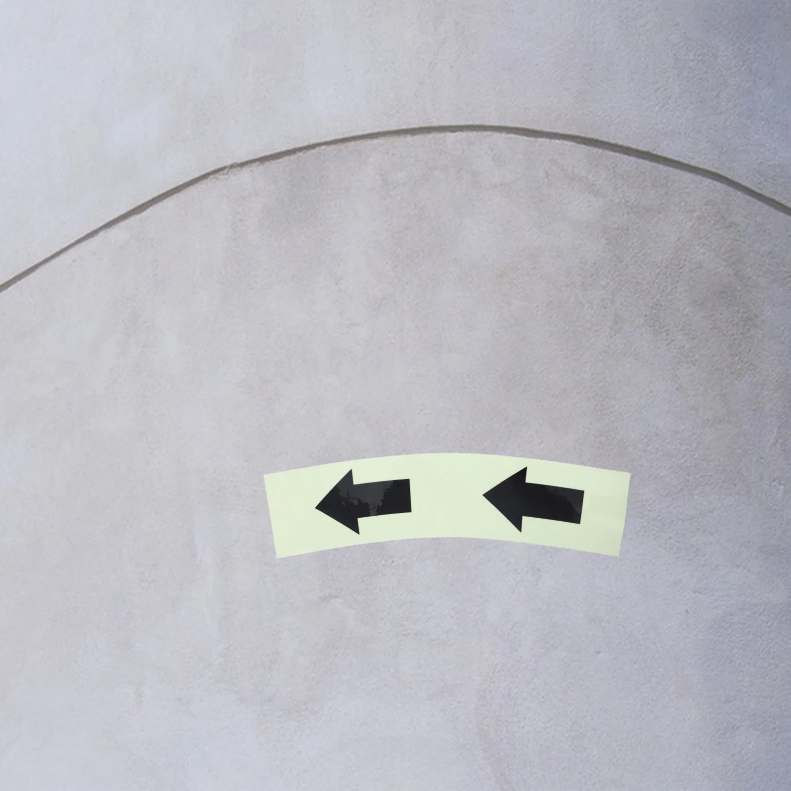 1 لفة تتوهج في شريط السهم الداكن ملصقات أرضية مضيئة علامات اتجاهية عاكسة للسلامة الداخلية والخارجية مقاومة للماء