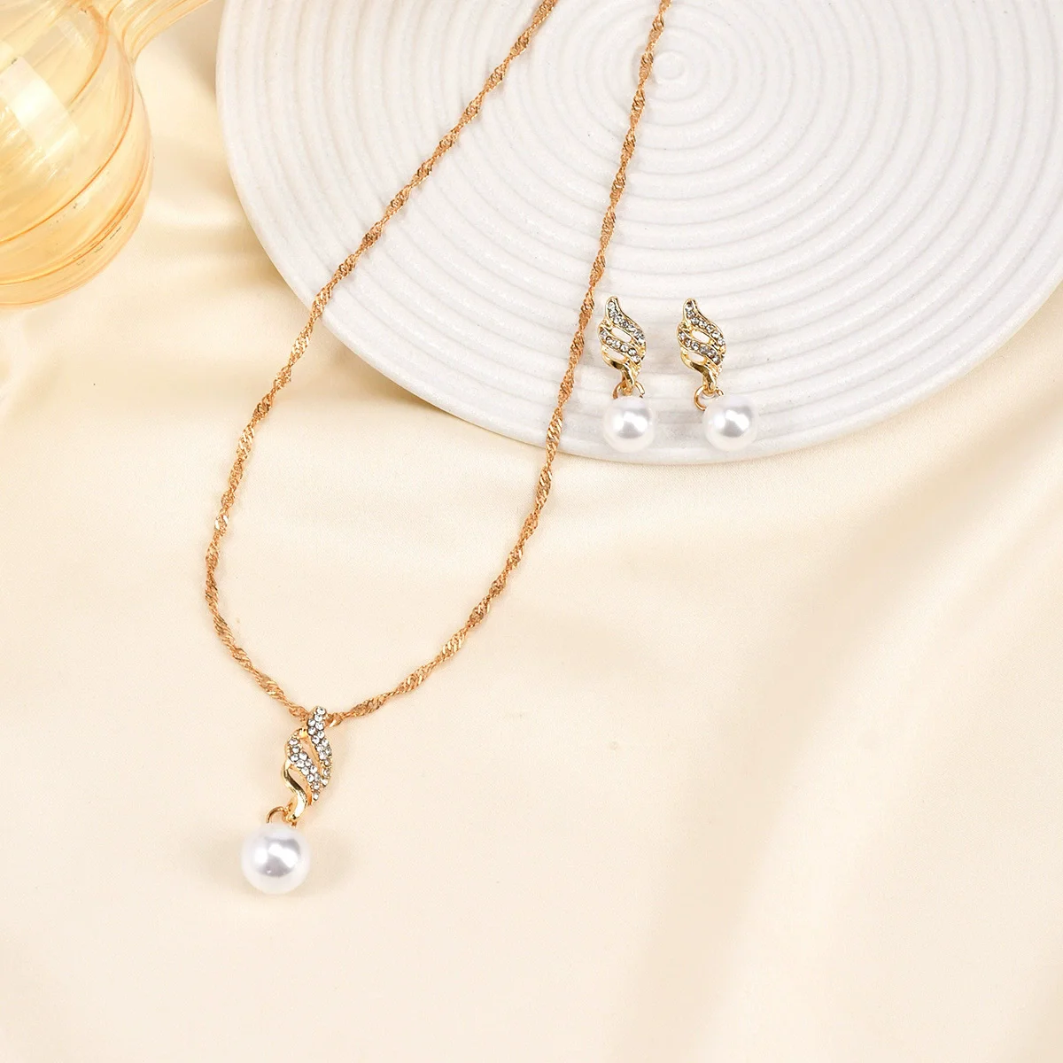 트렌디한 라인스톤 속이 빈 잎 모양 모조 진주 펜던트 - Baroque Pearl Pendant Necklace Gold 리뷰 및 가격