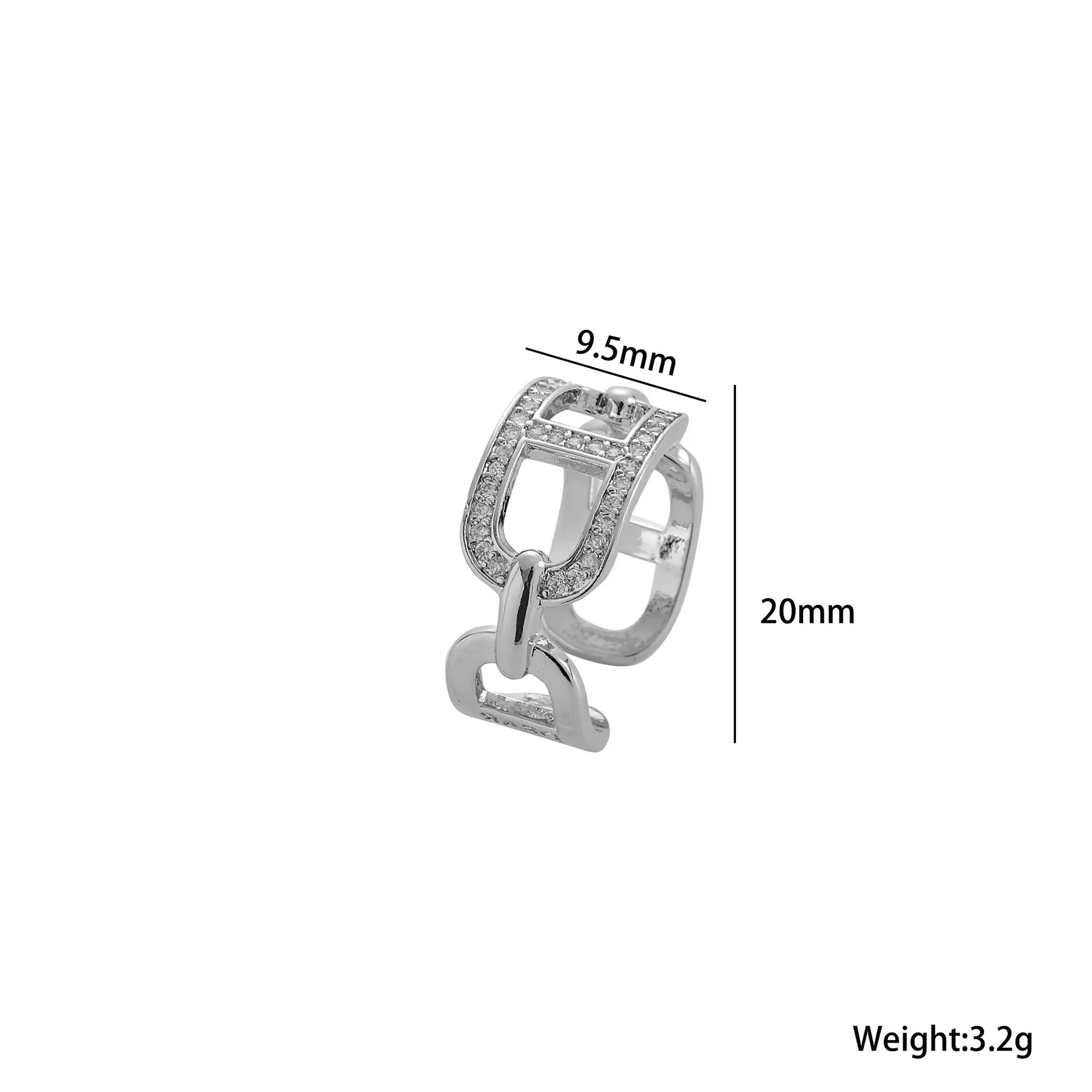 تم رصع أنف الخنزير المجوف بحلقات ماسية، ويتميز بتصميم راقي على أسلوب داخلي للنساء