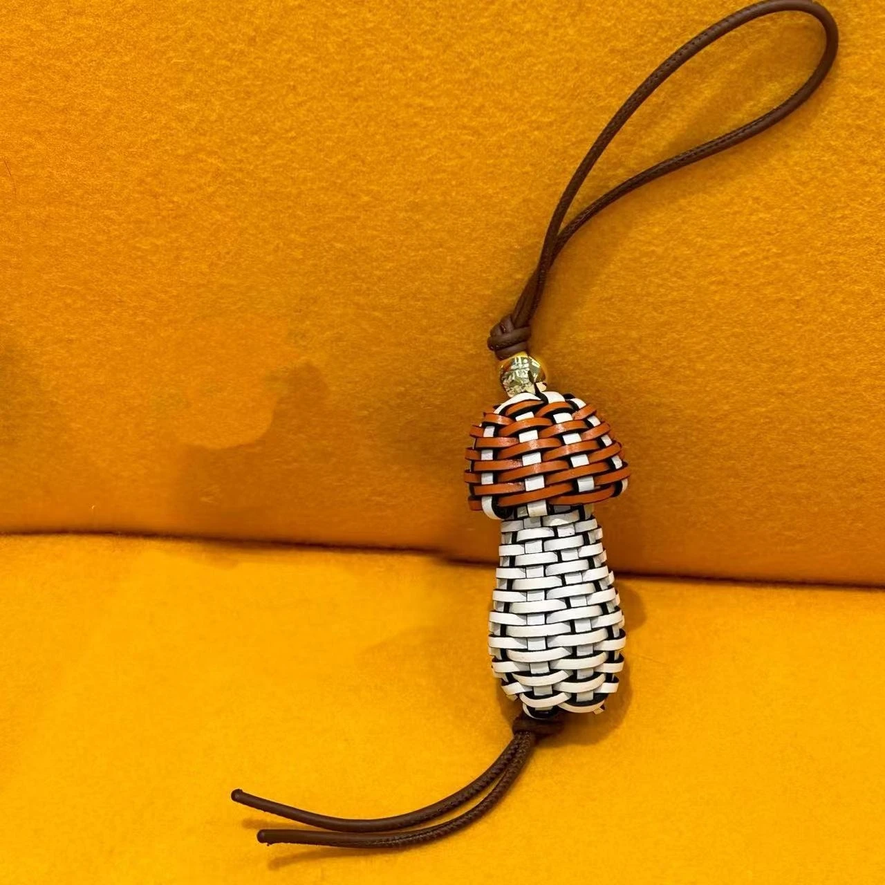 Подвеска для сумки-гриба ручной работы с бисером 2025, натуральная кожа совместного бренда, креативный модный аксессуар для сумки