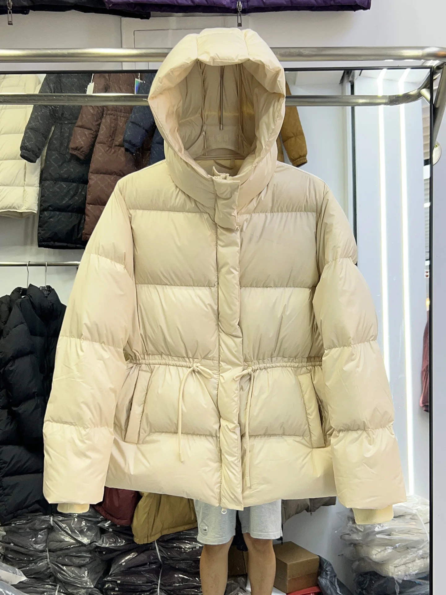 Neue weiße Entendaunenjacke für Damen, mittellang, verdickter Schneeparka, Kordelzug, schlankmachende Puffer-Brotjacke mit Kapuze