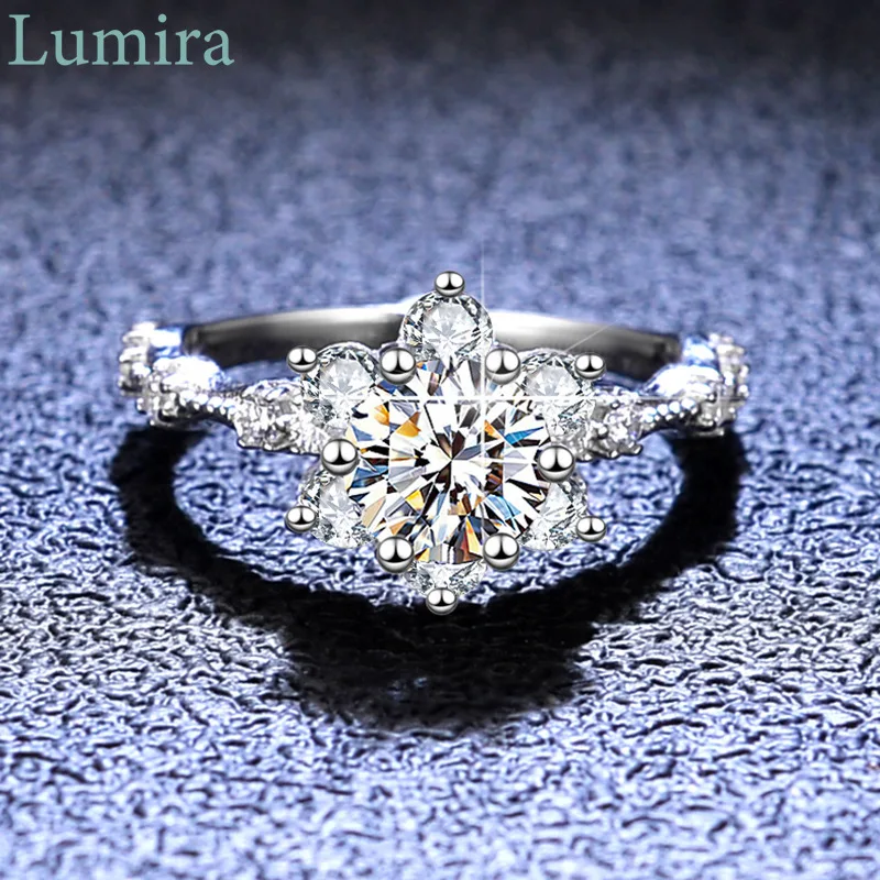 Lumira Ultra-luxurious Sunflower Classic Platinum PT950 Ring for Women 1ct/3ct/5ct Moissanite Six-Prong Engagement Ring Gifts