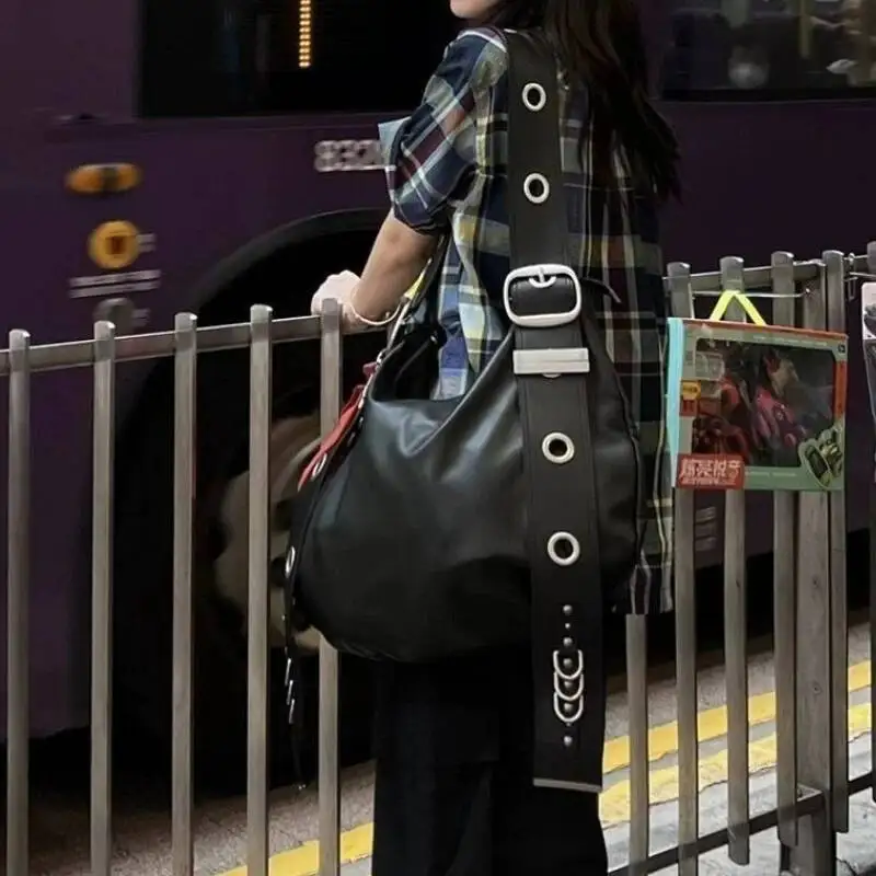 กระเป๋าสะพายไหล่สไตล์วินเทจพังก์ ประดับหมุด เข้าได้กับทุกชุด ความจุเยอะ สไตล์กรันจ์ เรียบง่าย สะพายใต้วงแขน  กระเป๋าโท้ทสไตล์ Y2K สำหรับผู้หญิง แฟชั่นสตรีทแวร์