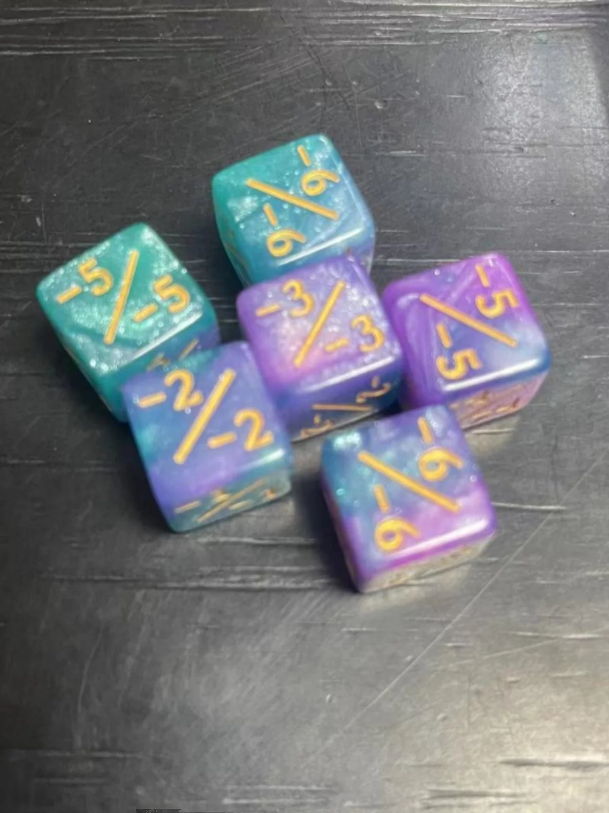 dado-indicador-multicolorido-de-16mm-e-6-lados-plus-minus-1111-para-jogos-de-tabuleiro-beyond-north-car