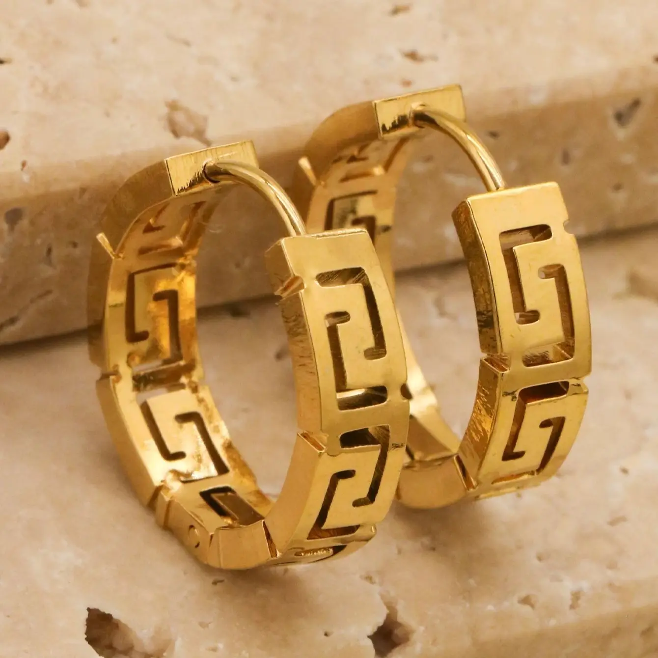 

1pair/2pcs New High-End Design Gold Color Stainless Steel 18k Gold Color Roman Digital Hollowed Out Women's Mini Earrings