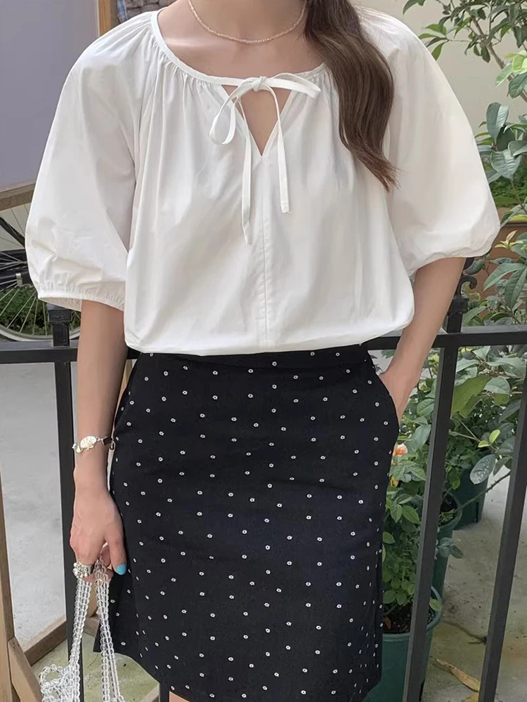 Blusa Estilo Coreano Casual com Decote em V Meio Aberto, Laço, Manga Bufante e Cor Pura, Estilo Doce e Personalidade para o V...