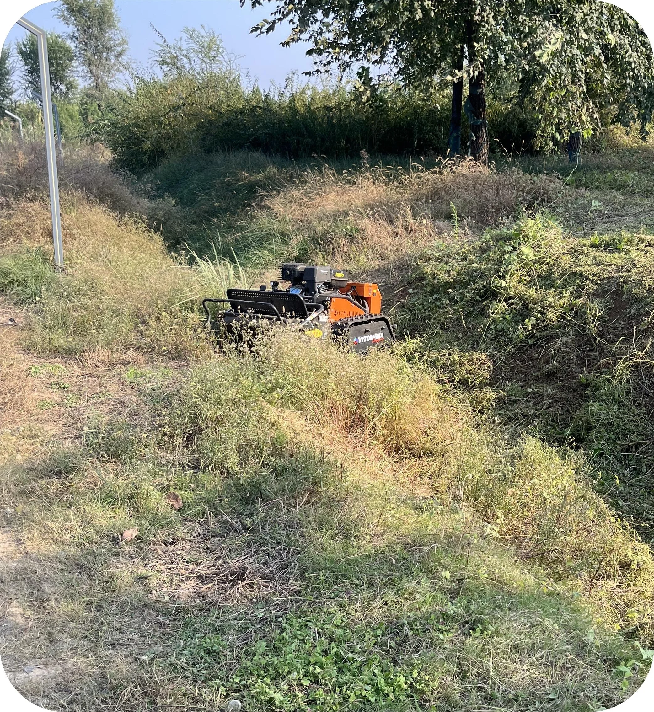 مصنع مخصص قوة 8.6KW ، عرض العمل 700 مللي متر التحكم عن بعد ذكي الزاحف جزازة العشب روبوت مناسبة للحديقة مع CE