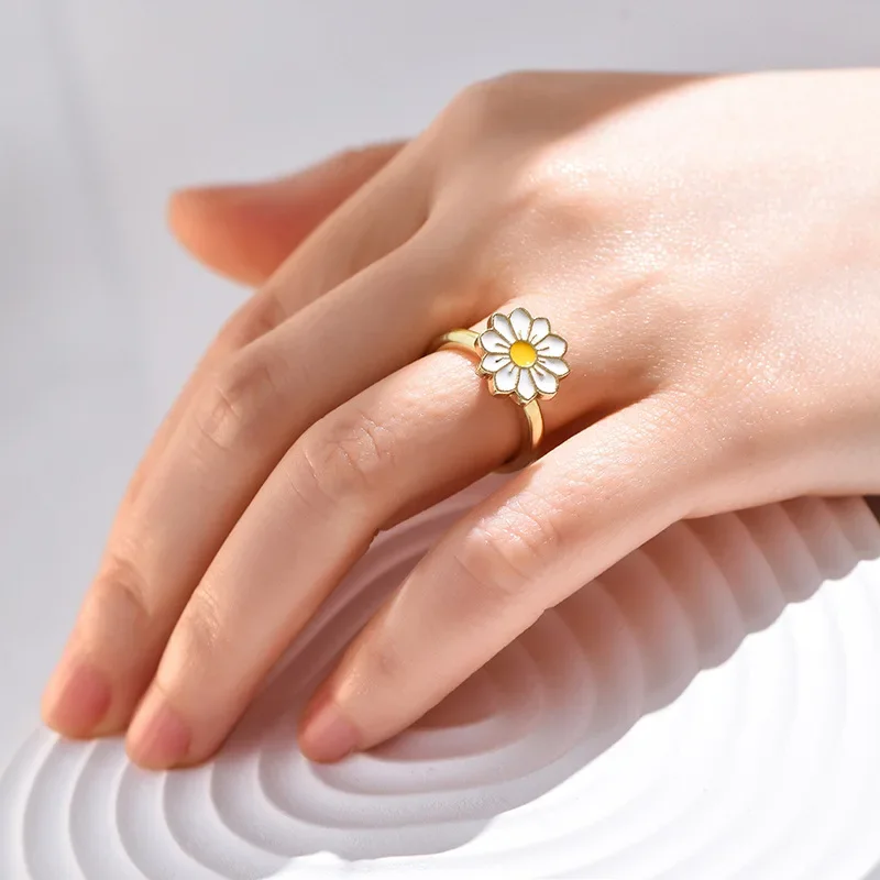 Nuovo anello aperto regolabile e anello rotante con farfalla fiore a cinque petali