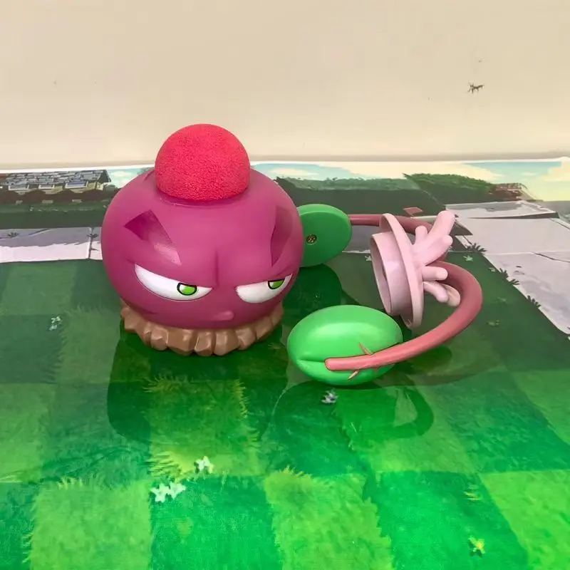 "نباتات جديدة ضد الزومبي" - هذه لعبة مطاطية ناعمة تتميز بشخصيات نباتية، ومشهد سحري، وهدية عيد ميلاد من البنجر الحلو.