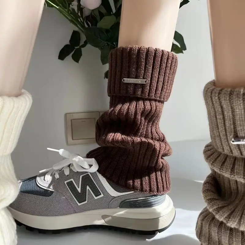 زوجان من أغطية الجورب، ثلاثة ألوان للاختيار من بينها، شعار معدني، نمط ياباني، أغطية جورب كشمير بيضاء اللون للنساء، الخريف والشتاء، أغطية جورب ملفوفة باللون البني القديم الأمريكي #5