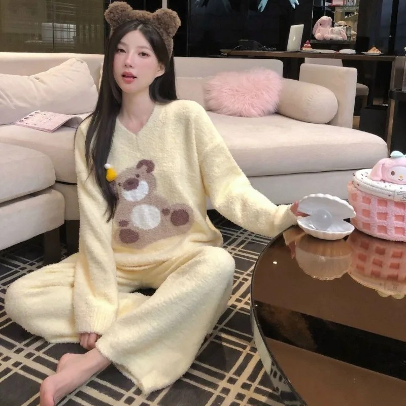 

2025 Новый комплект из двух предметов в студенческом стиле. Уютная бархатная пижама с медведем и круглым вырезом. Мультяшный дизайн. Милый зарубежный стиль. Домашняя одежда. Один размер.