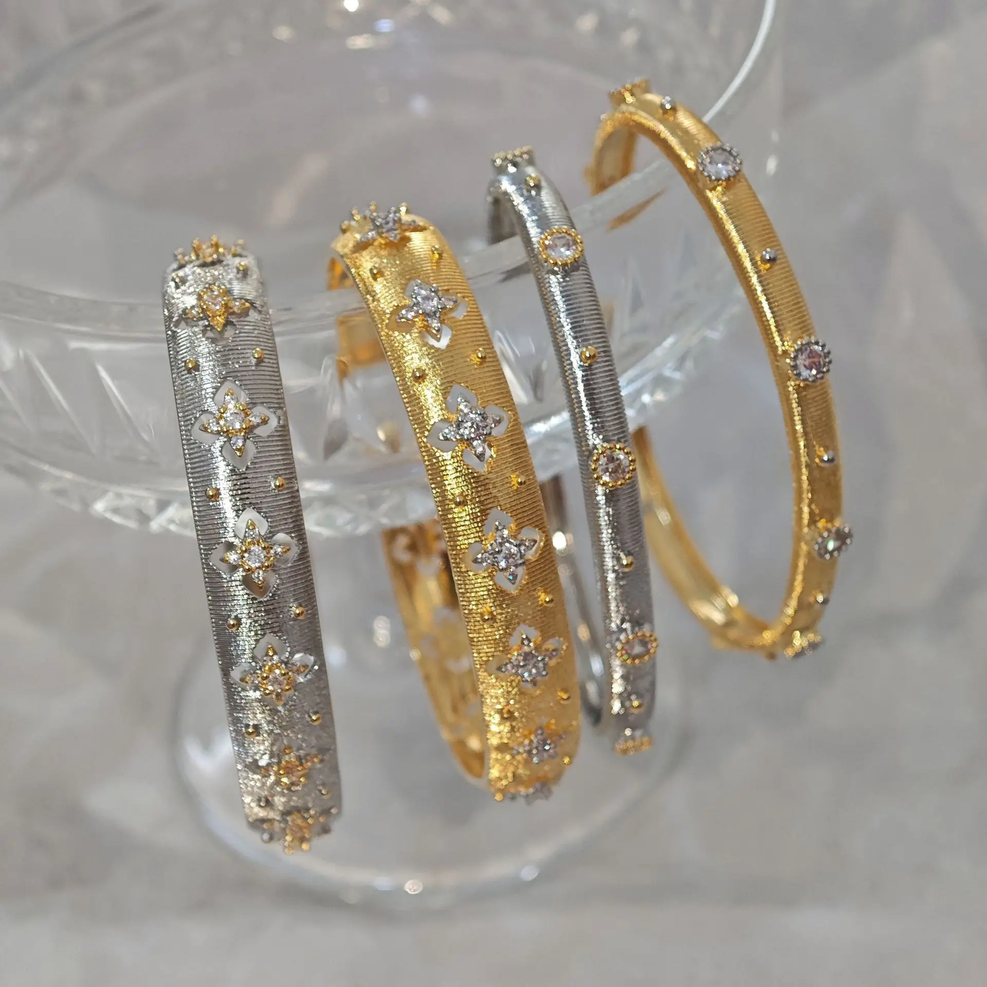 

Hot Italian Broqi Lati drawing craft hollow four-leaf clover narrow edge bracelet women's two-color ring earrings women's set